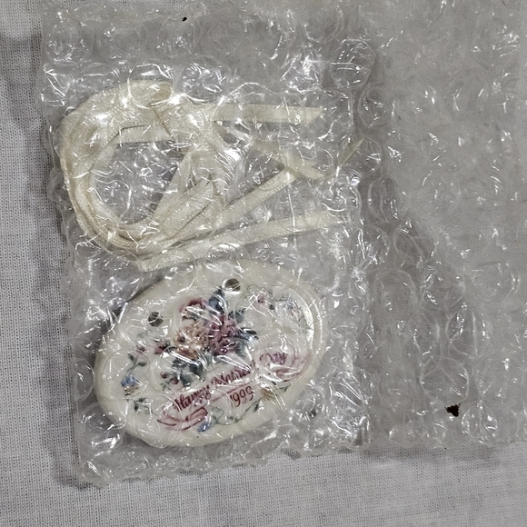 Longaberger Basket Tie-On - Mother's Day 1999 - Picture 3 of 8